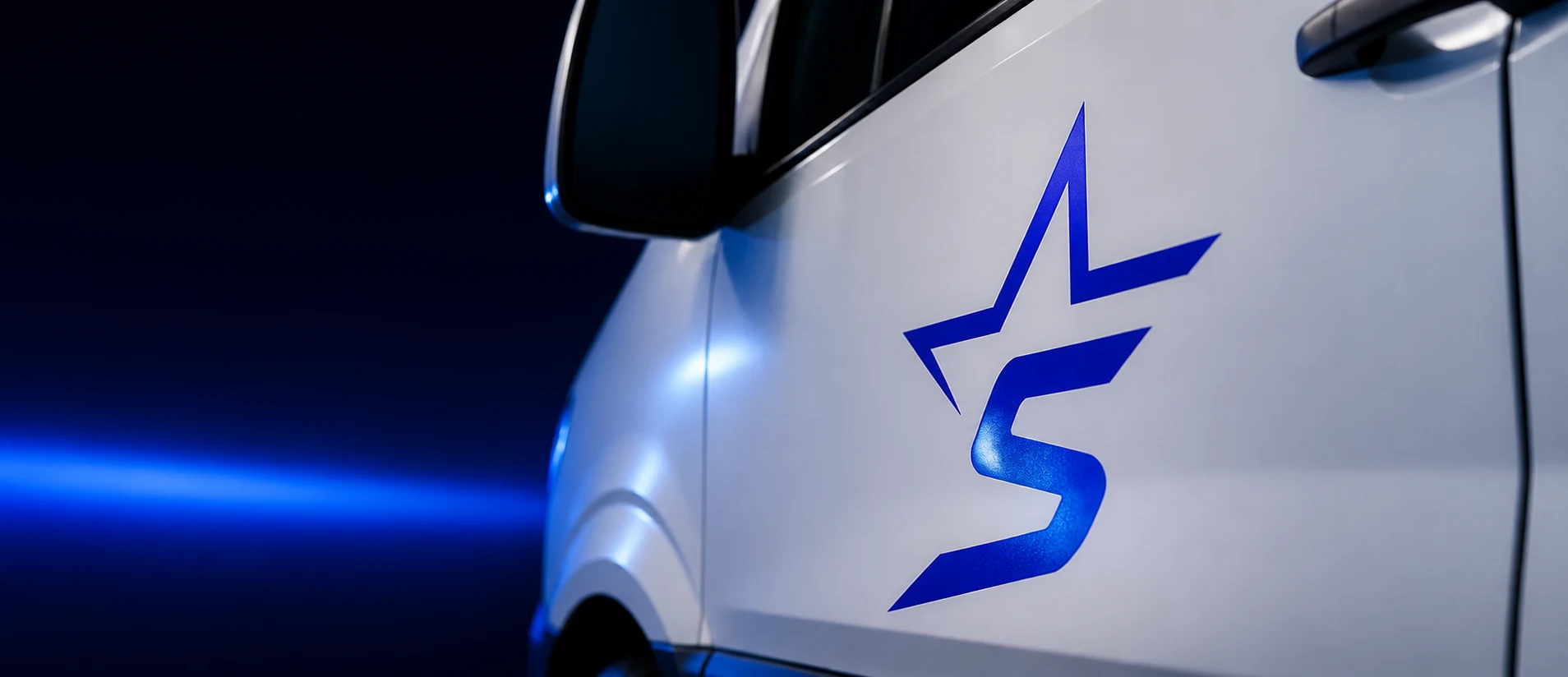 Star-S tähtilogo pakettiauton kyljessä lähikuvassa
